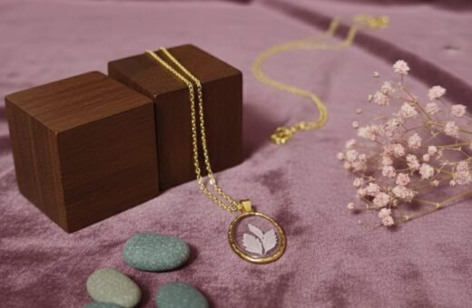 Elegant Minimal Resin Pendant Jewelry with Original Dried Flower & Gold Chain (Oval Design)
