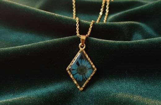 Diamond-Shaped Aster Flower Resin Pendant – Gold Anti-Tarnish Jewellery