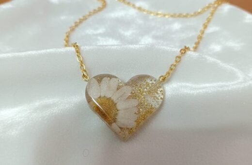 Elegant Daisy Flower Resin Heart Pendant Necklace | Gold Jewelry Set
