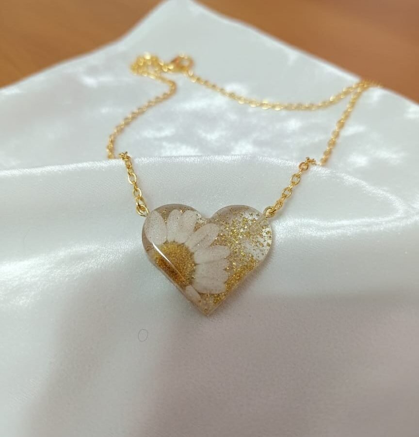 Elegant Daisy Flower Resin Heart Pendant Necklace | Gold Jewelry Set