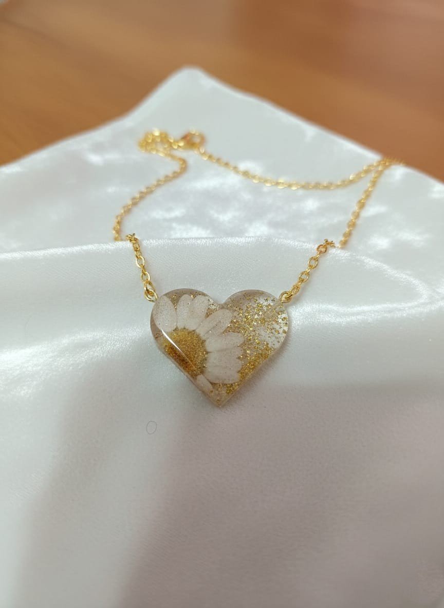 Elegant Daisy Flower Resin Heart Pendant Necklace | Gold Jewelry Set