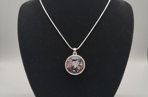 Elegant Floral Resin Round Pendant Necklace Set with Queen’s Breath & Forget-Me-Not