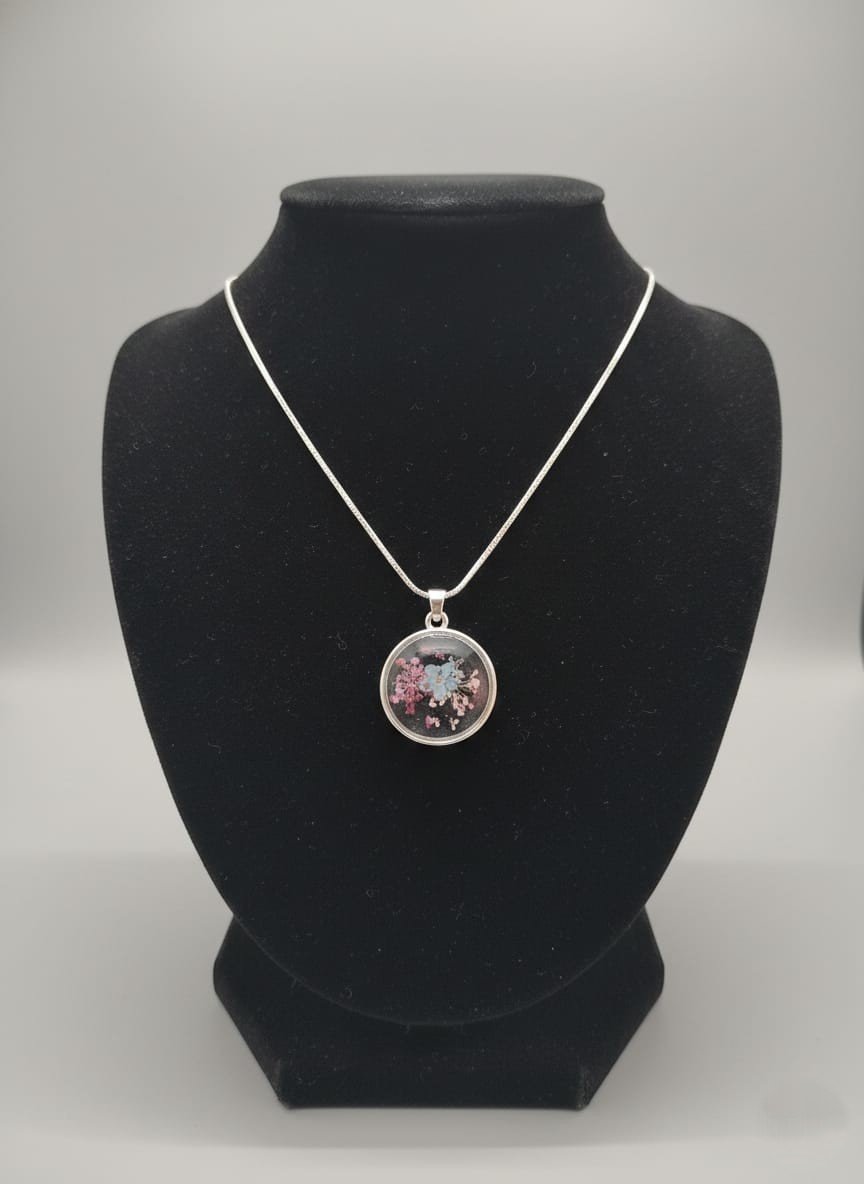 Elegant Floral Resin Round Pendant Necklace Set with Queen’s Breath & Forget-Me-Not