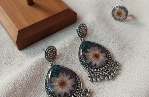Real Dried Flower Resin Teardrop Earrings – 2 Layer Vintage Silver Floral Jewelry (Grey Base)