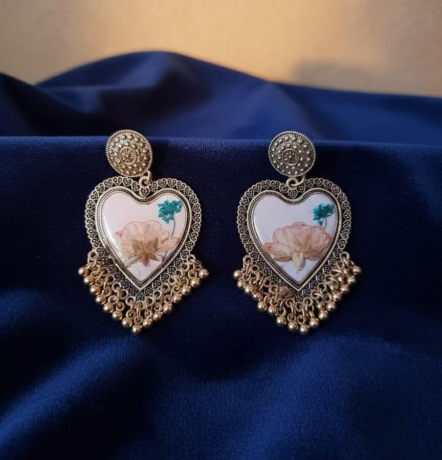 Handmade Rose & Queen’s Breath Resin Heart Earrings – Romantic Antique Gold Earrings