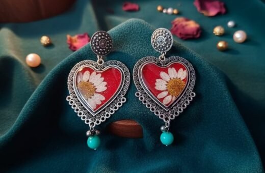 Real Daisy Floral Resin Heart Drop Earrings – Handmade Vintage Jewelry