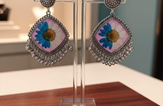 Dual Color Daisy Flower Resin Earrings – Handmade Silver Finish Botanical Dangle Earrings, Pressed Flower Jewellery, Nature Inspired Floral Earrings