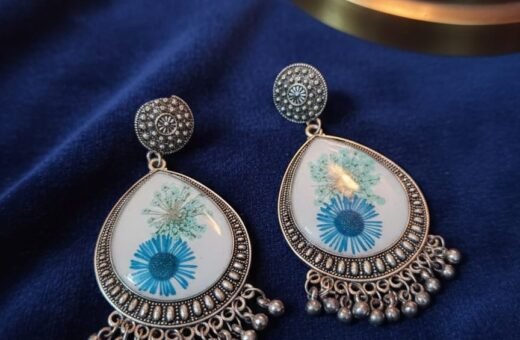 Crystal Clear Resin Earrings with Original Preserved Flowers – Nature-Inspired Jewelry