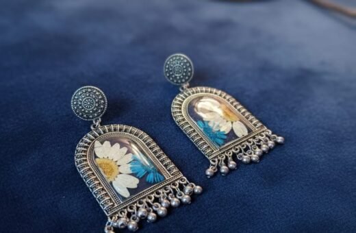 Pressed White Daisy & Blue Aster Resin Earrings – Vintage Silver Floral Dangle Jewelry
