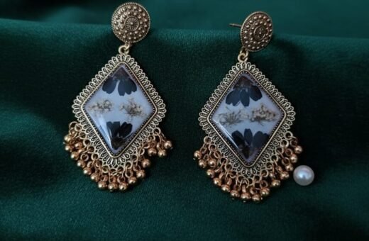 Real Black Daisy & White Queen Anne’s Breath Resin Diamond Earrings – 2 Layer Vintage Gold Floral Statement Jewelry (White Base)