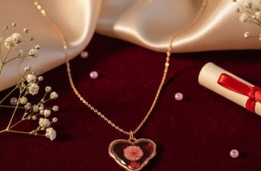Elegant Baby’s Breath Resin Heart Pendant Necklace – Anti Tarnish Rose Gold