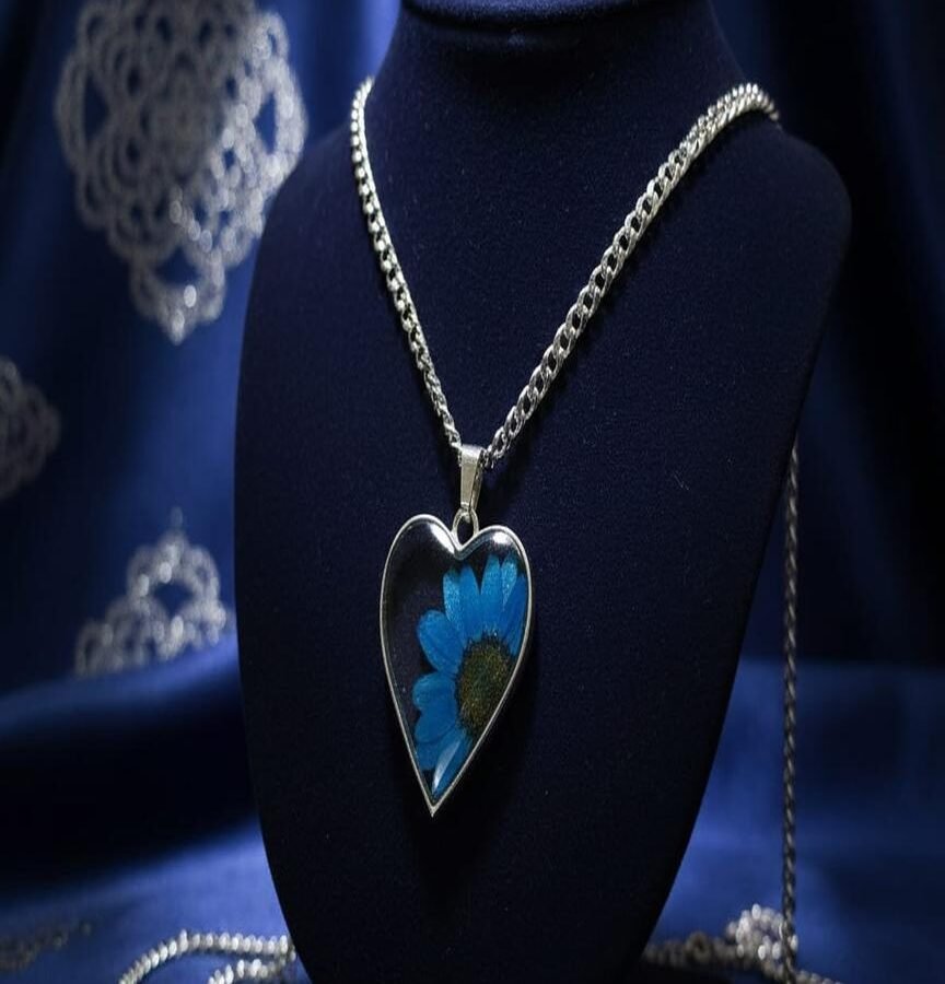 Blue Daisy Flower Resin Heart Pendant Necklace – Silver Jewelry